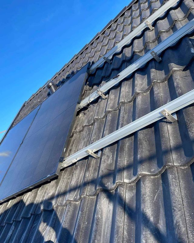 Montering av solcellepaneler på et tak