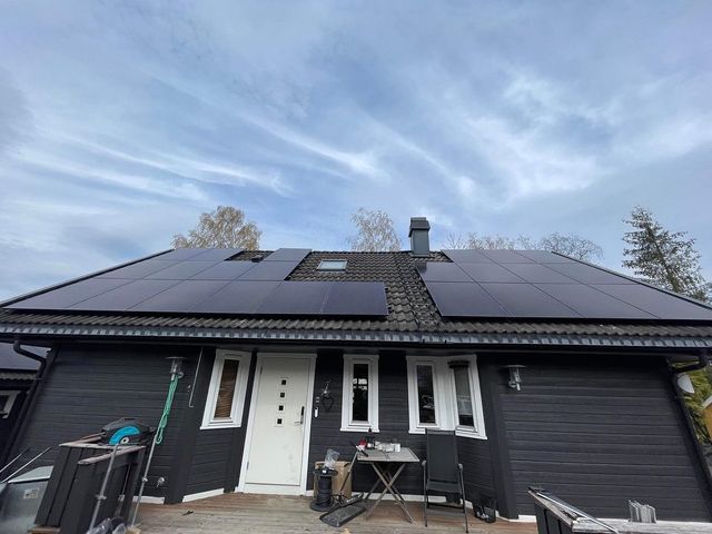 Nylagte solcellepaneler på et tak