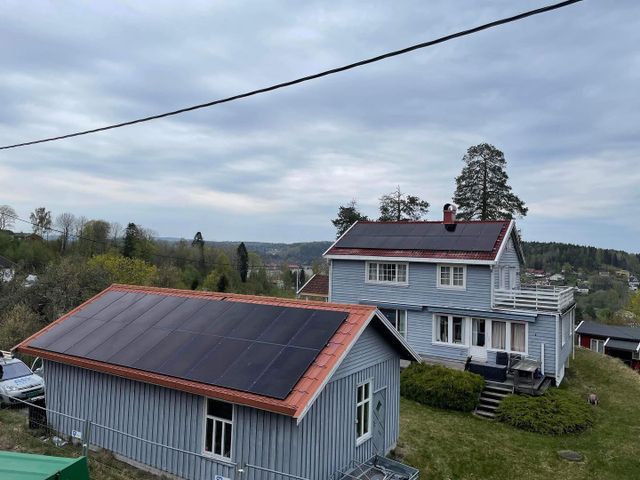 Garasje og hus med solecellepaneler
